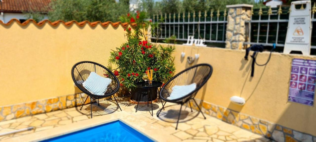 Holiday Home "Mala Kuca " With Heated Pool 普拉 外观 照片