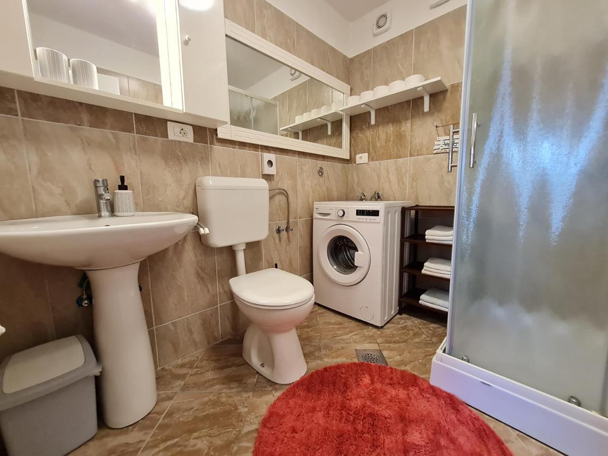 Holiday Home "Mala Kuca " With Heated Pool 普拉 外观 照片