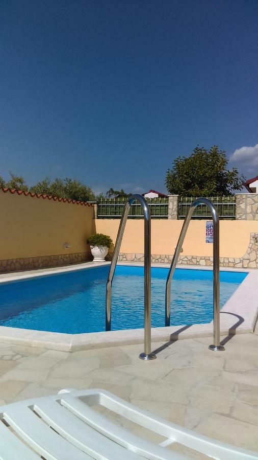 Holiday Home "Mala Kuca " With Heated Pool 普拉 外观 照片