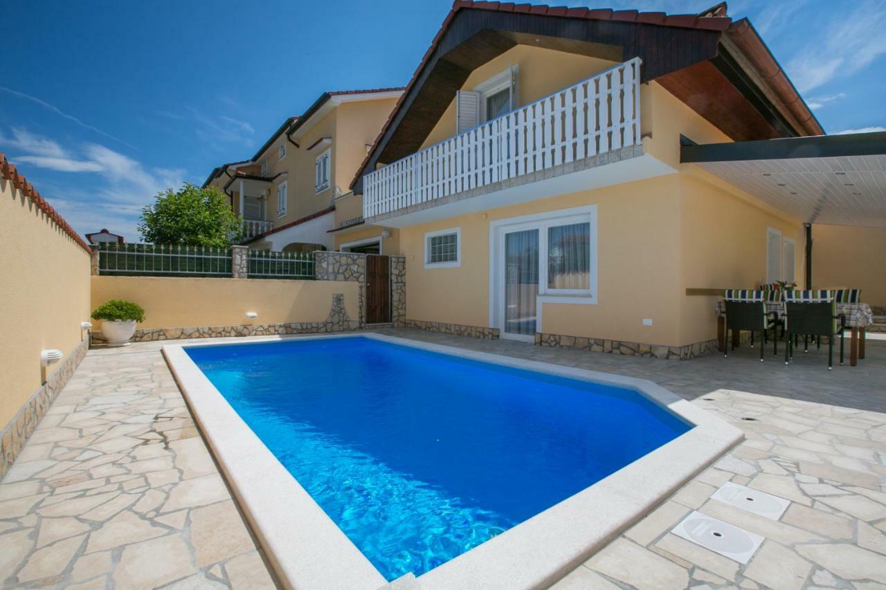 Holiday Home "Mala Kuca " With Heated Pool 普拉 外观 照片